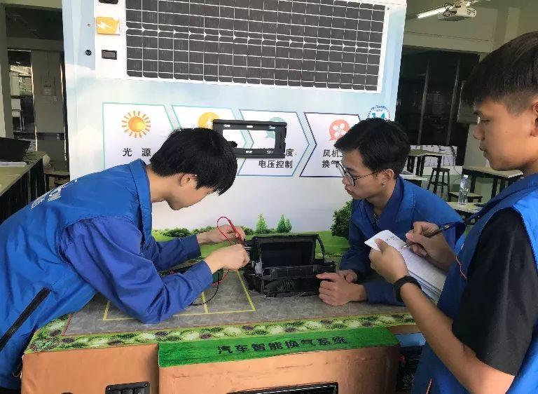 我院中德诺浩小车侠在第三届广东省技工院校科技小发明小制作比赛中大显身手